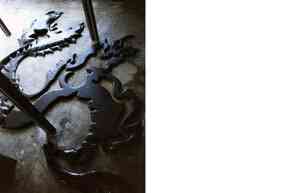 bettina_samson_warten_auf_die_lorelei_waiting_for_the_lorelei_2004_polystyrene_et_bitume_exposition_les_enfants_du_sabbat_5_le_c