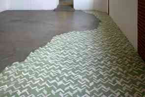 jeremy_laffon_la_resignee_2009_valise_en_carton_corde_et_balles_de_ping_pong_credit_photo_phoebe_meyer