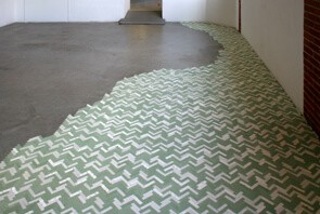 jeremy_laffon_la_resignee_2009_valise_en_carton_corde_et_balles_de_ping_pong_credit_photo_phoebe_meyer