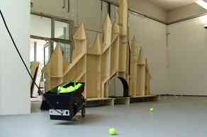 justin_sanchez_sans_titre_bois_lanceur_de_balles_de_tennis_balles_de_tennis_2007_1