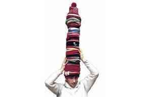 laurent_perbos_le_monde_des_records_1998_performance_record_du_monde_du_plus_grand_nombre_de_bonnets_sur_la_tete_51_bonnets