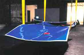 laurent_perbos_sauvetage_2002_table_de_pingpong_molle_suspendue_par_des_sangles_techniques_mixtes_dimensions_variables