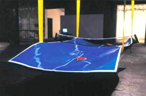 laurent_perbos_sauvetage_2002_table_de_pingpong_molle_suspendue_par_des_sangles_techniques_mixtes_dimensions_variables