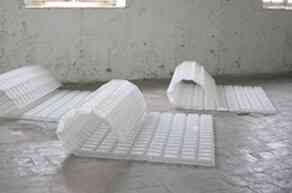 sabrina_morville_sans_titre_2005_barquettes_plastique_alimentaires_500ml_colle_neoprene_chaque_module_150x180_cm