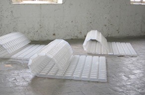 sabrina_morville_sans_titre_2005_barquettes_plastique_alimentaires_500ml_colle_neoprene_chaque_module_150x180_cm