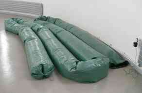 sabrina_morville_sans_titre_2007_sacs_poubelle_thermo_soudes_ventilateur_sur_transformateur_17m_x_o_50cm