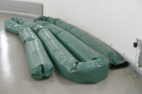 sabrina_morville_sans_titre_2007_sacs_poubelle_thermo_soudes_ventilateur_sur_transformateur_17m_x_o_50cm