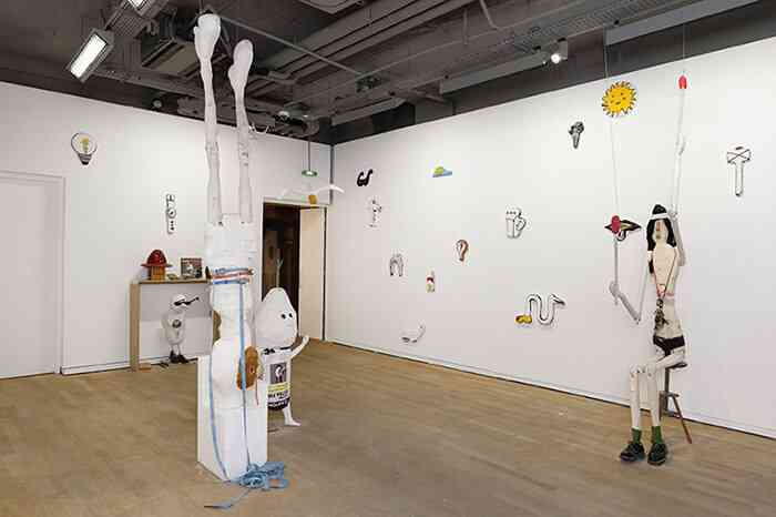 1_v_yudaev_mais_y_a_t_il_rien_de_central_2018_techniques_mixtes_chaussures_de_l_artiste_vue_d_expo_20e_prix_de_la_fond_ricard_20