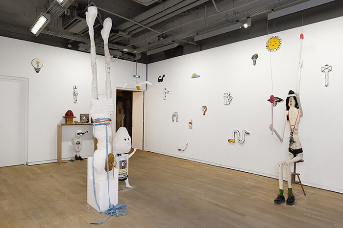 1_v_yudaev_mais_y_a_t_il_rien_de_central_2018_techniques_mixtes_chaussures_de_l_artiste_vue_d_expo_20e_prix_de_la_fond_ricard_20