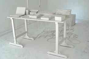 annabelle_czyz_instruments_blancs_01_02_2005_modelage_plastiroc_applique_plateau_150x60_cm_treteaux_instruments_fils_electriques