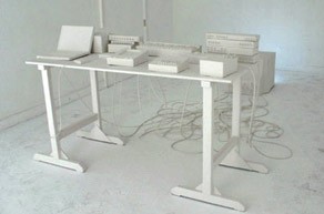 annabelle_czyz_instruments_blancs_01_02_2005_modelage_plastiroc_applique_plateau_150x60_cm_treteaux_instruments_fils_electriques