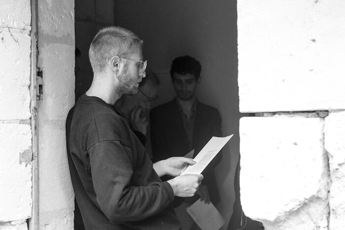 aurelien_potier_pas_de_main_sur_la_table_lecture_la_verrerie_continvoir_2019