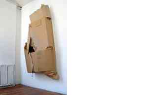 benjamin_hochart_machine_troglodyte_2005_10x220x80_cm_cartons_scotch_agrafes