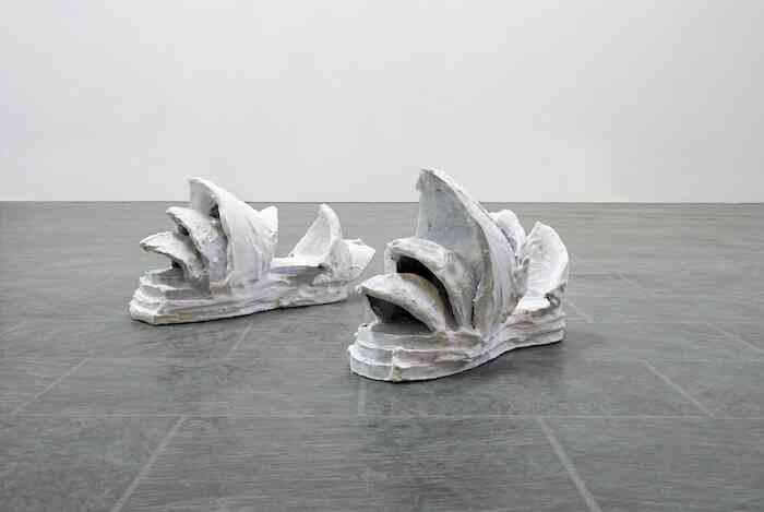 christiane_blattmann_opera_shoes_2018_ceramique_platre_enduit_jute_vue_de_lexpo_un_break_my_walls_kunsthalle_munster_2019_volker