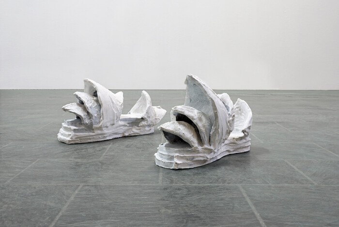 christiane_blattmann_opera_shoes_2018_ceramique_platre_enduit_jute_vue_de_lexpo_un_break_my_walls_kunsthalle_munster_2019_volker