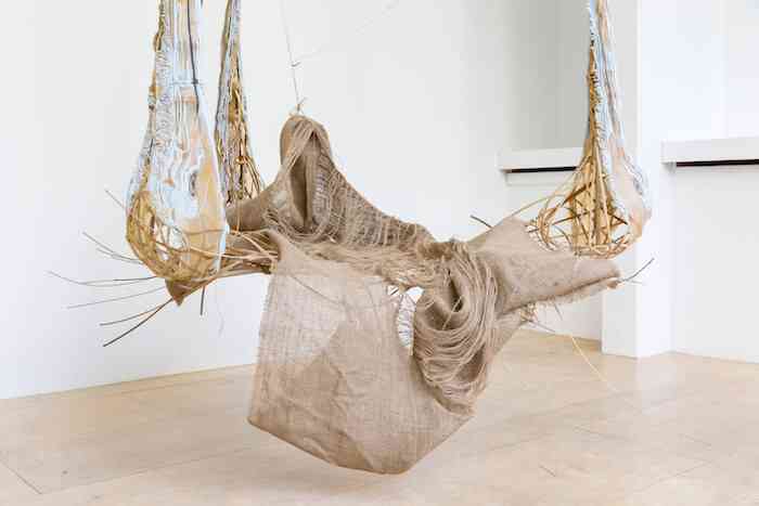 christiane_blattmann_augurus_detail_2018_rotin_silicone_pigment_jute_vue_dexpo_die_gehaltene_hand_marwan_amsterdam_franzi_muller