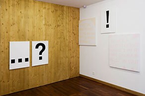 darren_roshier_essaie_de_s_autohistoriciser_2013_techniques_mixtes_performance_60min_installation_divers_objets_sous_plexiglas_e