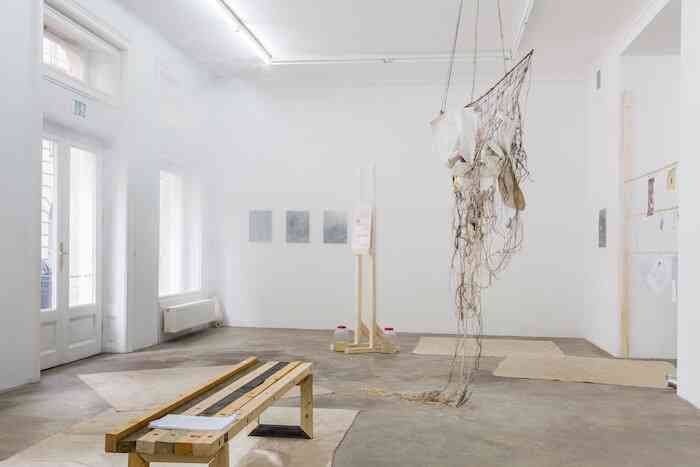 d_white_landlocked_prisoner_2018_vue_expo_the_share_of_opulence_doubled_fractional_sophie_tappeiner_gall_vienne_2019_kunstdokume