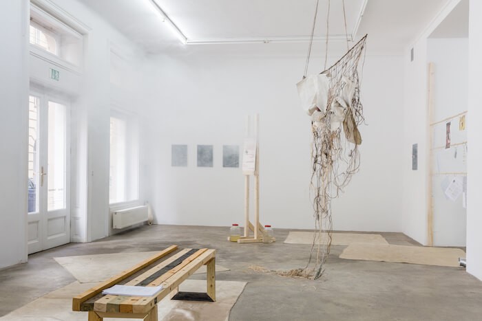 d_white_landlocked_prisoner_2018_vue_expo_the_share_of_opulence_doubled_fractional_sophie_tappeiner_gall_vienne_2019_kunstdokume