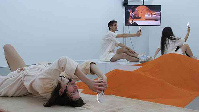 dorota_gaweda_egle_kulbokaite_ygrg_14x_reading_with_a_single_hand_v_solo_exhibition_and_perf_cell_project_space_london_2018