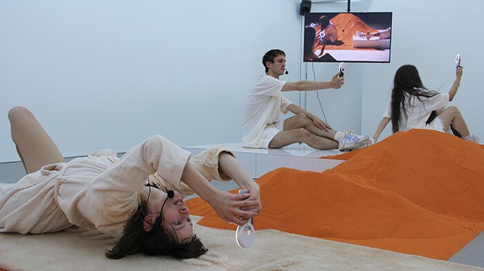 dorota_gaweda_egle_kulbokaite_ygrg_14x_reading_with_a_single_hand_v_solo_exhibition_and_perf_cell_project_space_london_2018