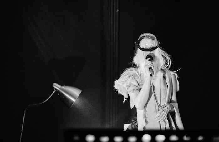 eothen_stearn_gossip_witch_performance_dans_le_cadre_de_real_fabrications_stryx_gallery_birmingham_photo_tor_jonsson