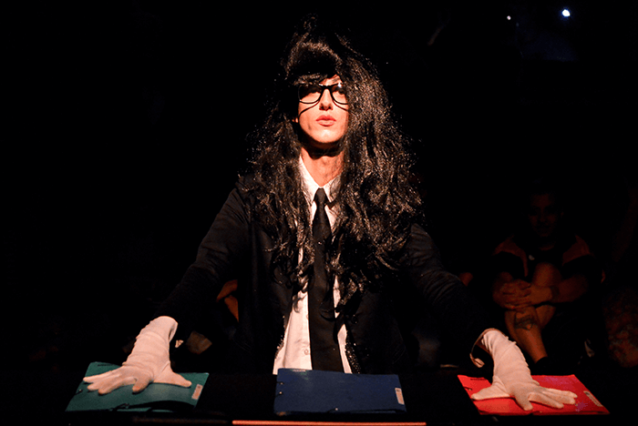 florent_audoye_house_of_burocrazia_2017_performance_spectacle_en_6_actions_20_30_min_le_point_ephemere_paris_jerome_brody