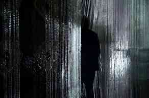 francois_mazabraud_tenda_2014_rideaux_italiens_et_africains_etagere_ikea_modifiee_et_introduction_n02_danny_video_proj_sur_ridea