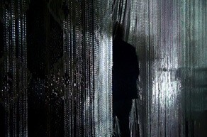 francois_mazabraud_tenda_2014_rideaux_italiens_et_africains_etagere_ikea_modifiee_et_introduction_n02_danny_video_proj_sur_ridea