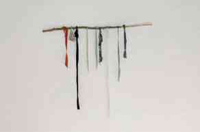 gaelle_choisne_stalkers_sculpture_hommage_a_andrei_tarkovski_2013_dimensions_variables_tissus_boulons_bois