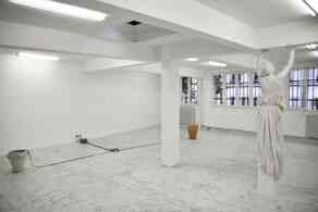 guillaume_linard_osorio_new_ionique_2008_coffrage_en_mdf_et_enduit_performance_delise_femme_statue_250x40x40_cm