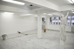 guillaume_linard_osorio_new_ionique_2008_coffrage_en_mdf_et_enduit_performance_delise_femme_statue_250x40x40_cm