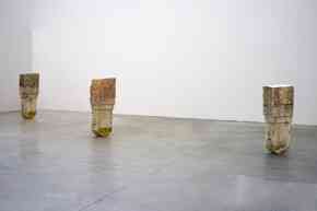 harold_guerin_point_k_2010_vue_de_linstallation_bornes_kilometriques_n02_3_4_de_la_d247_punaises