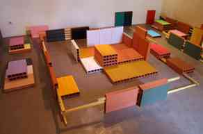isabelle_ferreira_partition_1_vue_densemble_2006_briques_platrieres_tiges_en_bois_dimensions_variables
