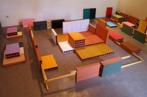 isabelle_ferreira_partition_1_vue_densemble_2006_briques_platrieres_tiges_en_bois_dimensions_variables