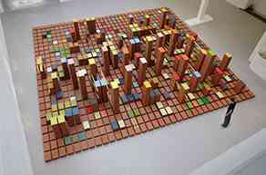 isabelle_ferreira_spaciocores_2008_briques_platrieres_acrylique_tasseaux_en_bois_11_x_11_m