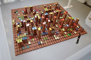 isabelle_ferreira_spaciocores_2008_briques_platrieres_acrylique_tasseaux_en_bois_11_x_11_m