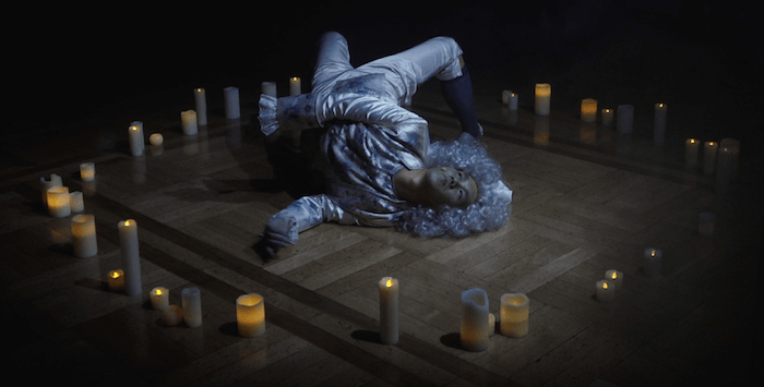 ivan_cheng_ouija_dm_next_waves_theater_volksbuhne_2020_camera_alexander_iezzi