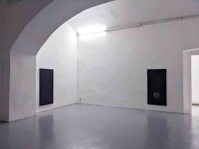 kevin_desbouis_boys1_boys2_2021_techniques_mixtes_120_x_60_cm_chaque_vue_dexpo_governmental_fires_futura_prague_2021