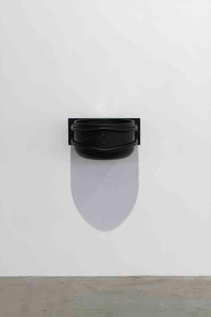 1_k_desbouis_untitled_ccmcastaner_2020_inox_peinture_tatouages_temp_dim_variables_vue_dexpo_anticorps_palais_de_tokyo_2021__aure