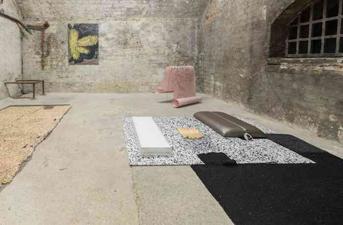 laura_porter_le_chouchou_des_nanas_2018_vue_d_exposition_white_crypte_londres__damian_griffiths