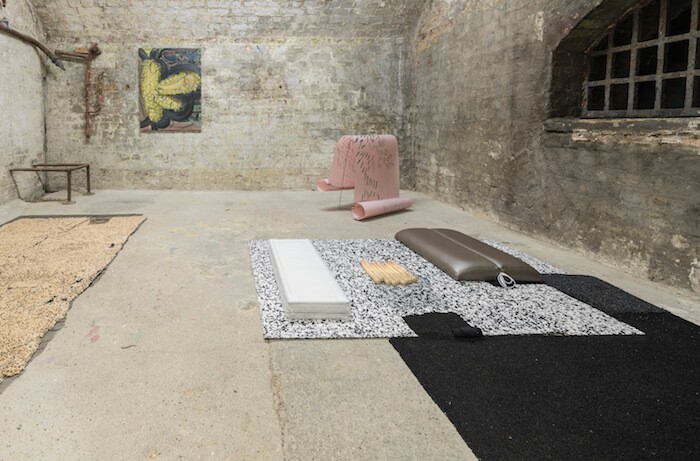 laura_porter_le_chouchou_des_nanas_2018_vue_d_exposition_white_crypte_londres__damian_griffiths