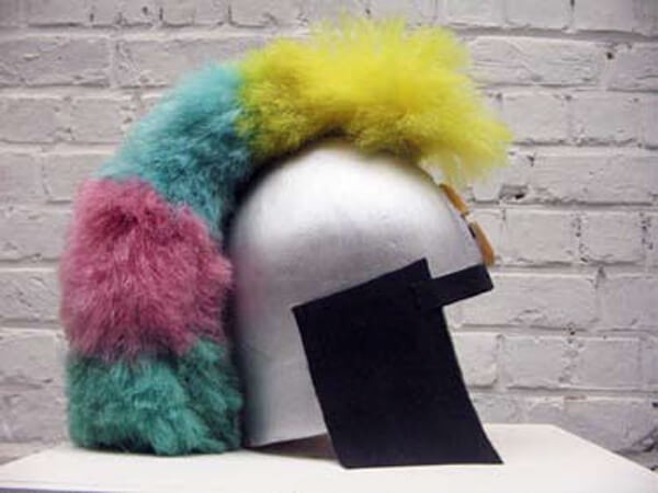 laurie_charles_the_return_bling_bling_of_the_middle_age_carton_bois_mousse_polyurethane_cuir_moquette_plumeau_synthetique_atelie