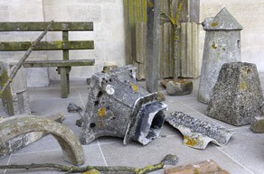 linda_sanchez_colonie_2016_en_cours_ensemble_dobjets_contamines_par_du_lichen_nombre_et_dimension_variable