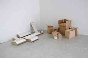 lucille_uhlrich_livres_coupes_2009_dimensions_variables_livres_destines_au_pilon_recuperes_decoupes_en_diagonale_et_ameubles_sur