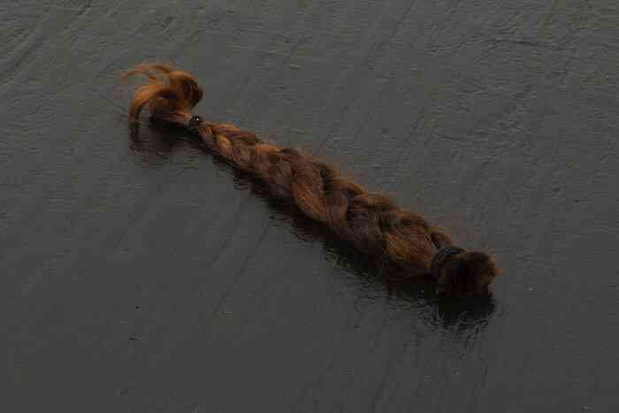 lydia_ourahmane_1_decade_of_hair_tresse_de_cheveux_37cm_elastiques_a_cheveux_vue_d_expo_low_relief_bodega_gallery_ny_2019_bodega