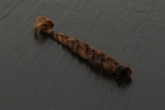 lydia_ourahmane_1_decade_of_hair_tresse_de_cheveux_37cm_elastiques_a_cheveux_vue_d_expo_low_relief_bodega_gallery_ny_2019_bodega