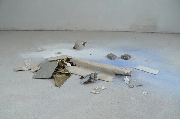 rossi_untitled_argent_tissu_soie_carton_gres_charbon_terre_papier_de_verre_or_cuivre_verre_pigment_dimensions_variables_2010