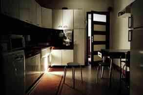 mathilde_barrio_nuevo_sans_titre_cuisine_extrait_de_interiors_3_acting_2010_c_print_caisson_lumineux_82x102x15cm