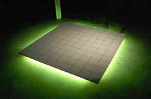 mathilde_barrio_nuevo_attack_of_the_2010_detail_dinstallation_bois_carrelage_neons_verts_colle_a_tapisser_150x150x10cm